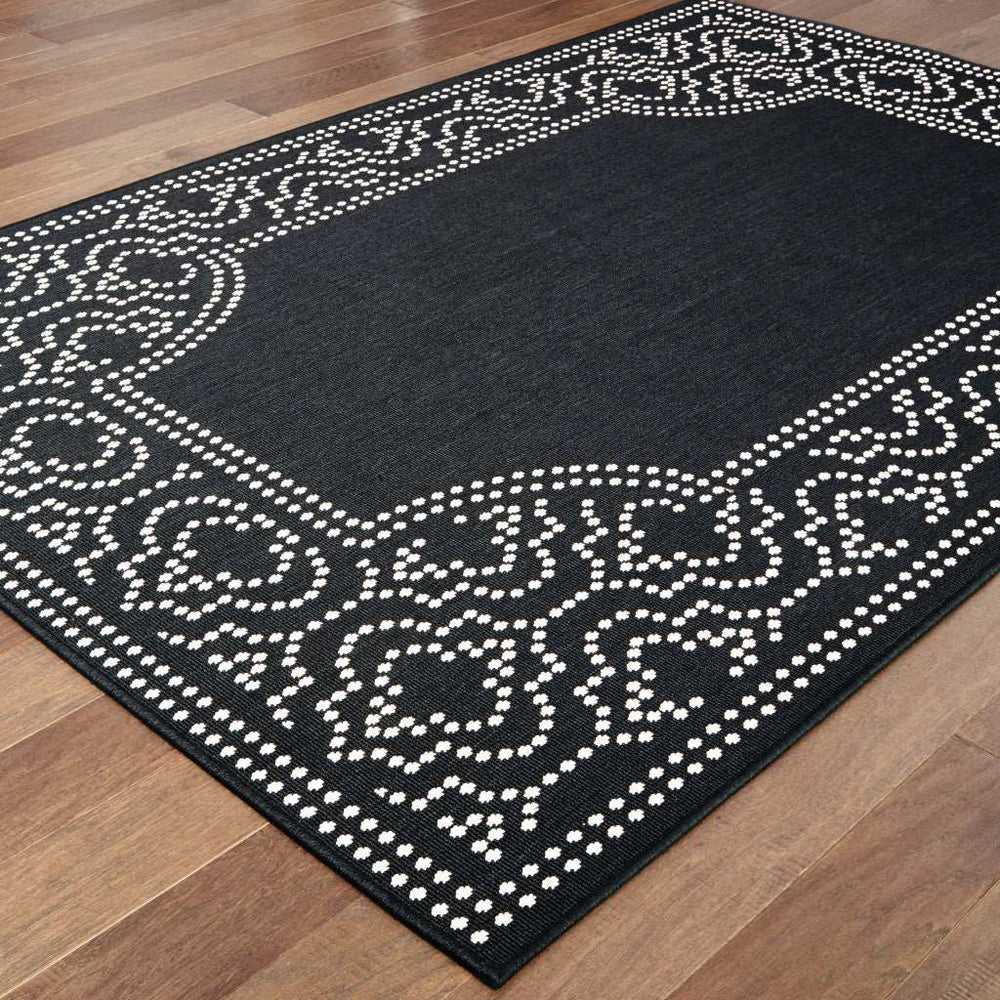 4' X 6' Black and Ivory Stain Resistant Indoor Outdoor Area Rug - Homeroots - Flyclothing LLC