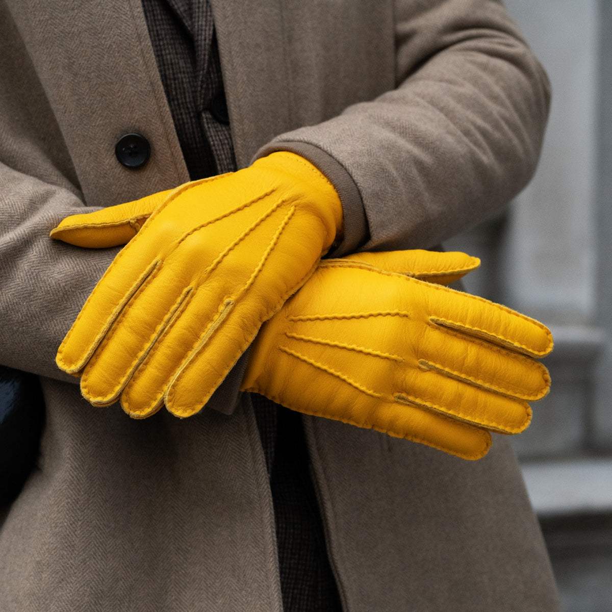Matteo (yellow) - Italian gloves made of American deerskin leather with cashmere lining
