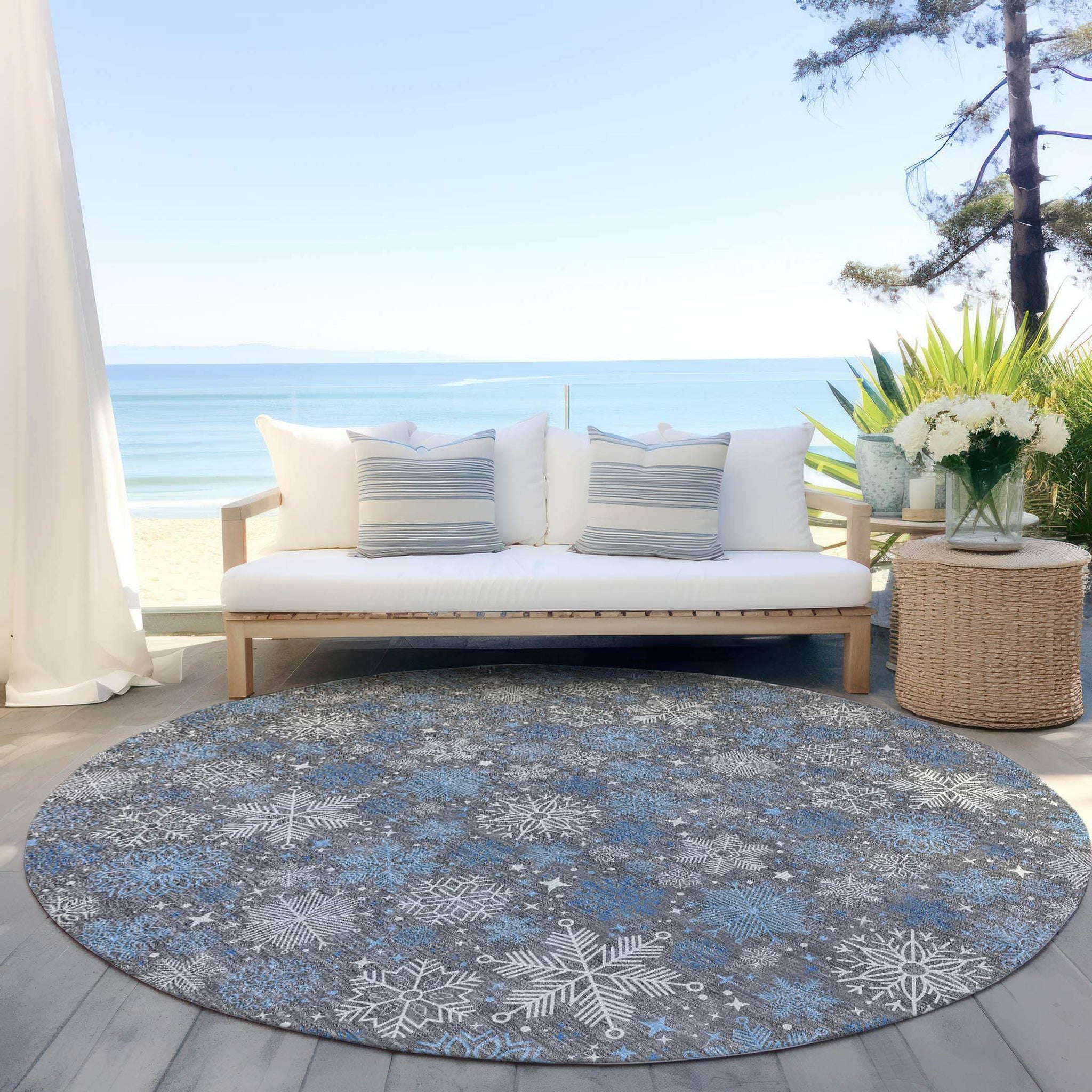 8' Gray Blue And Ivory Round Snowflake Washable Indoor Outdoor Area Rug - Homeroots - Flyclothing LLC