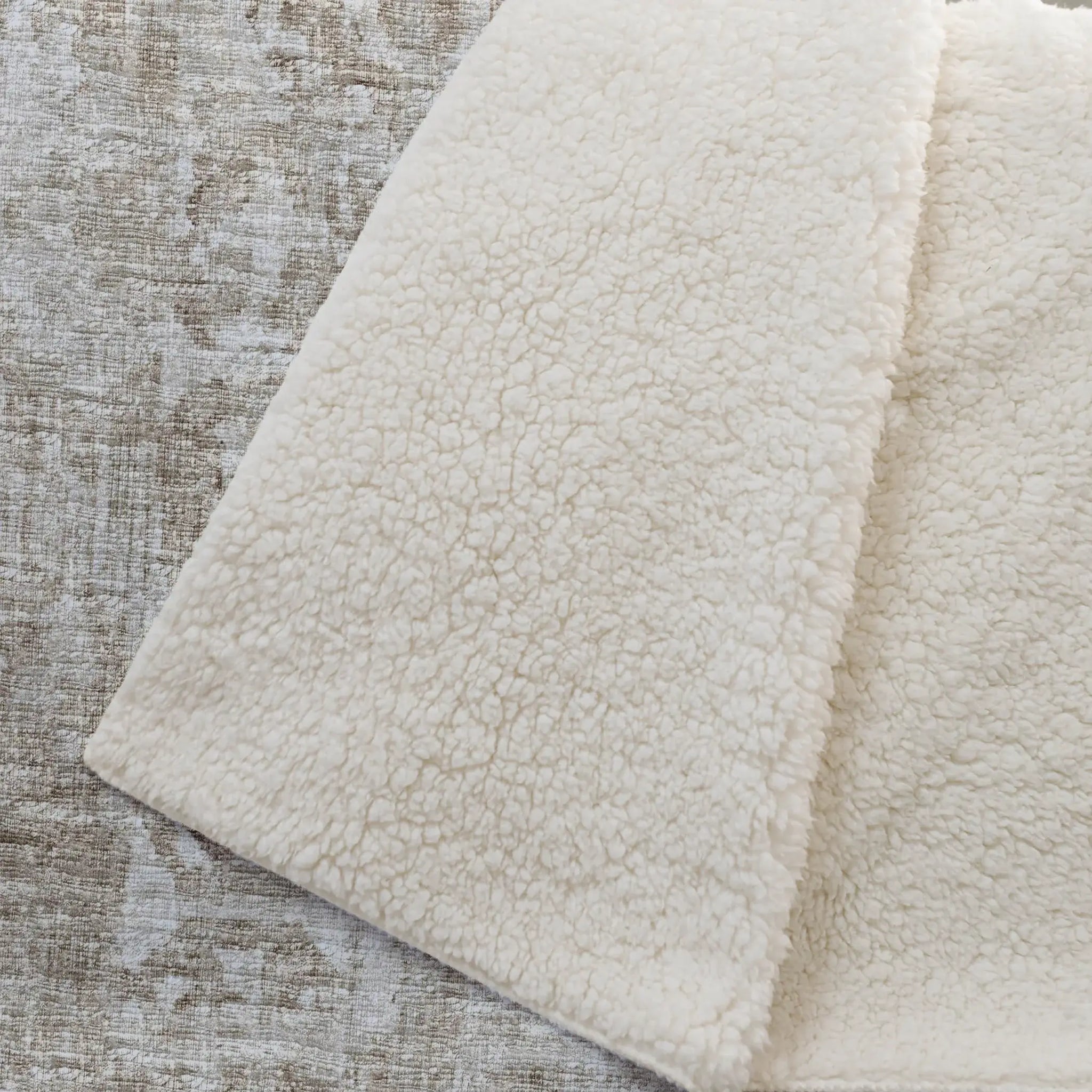 50" X 70" Beige And Ivory Damask Polyester Woven Plush Throw Blanket - Homeroots - Flyclothing LLC