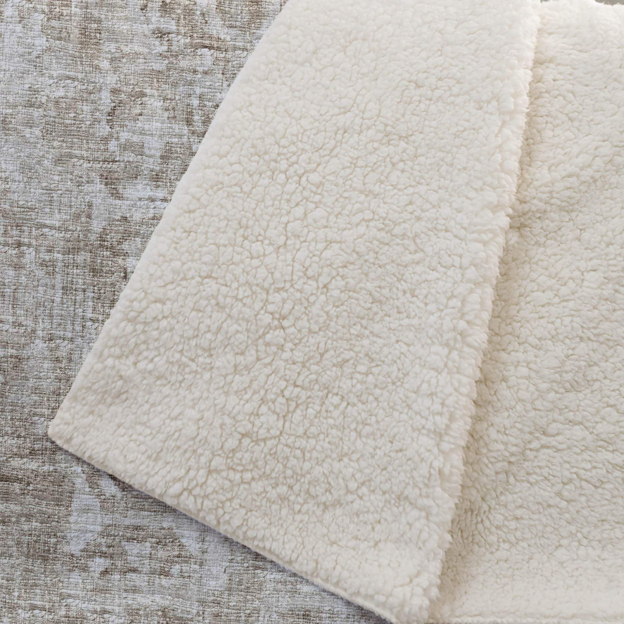 50" X 70" Beige And Ivory Damask Polyester Woven Plush Throw Blanket - HomeRoots - Flyclothing LLC