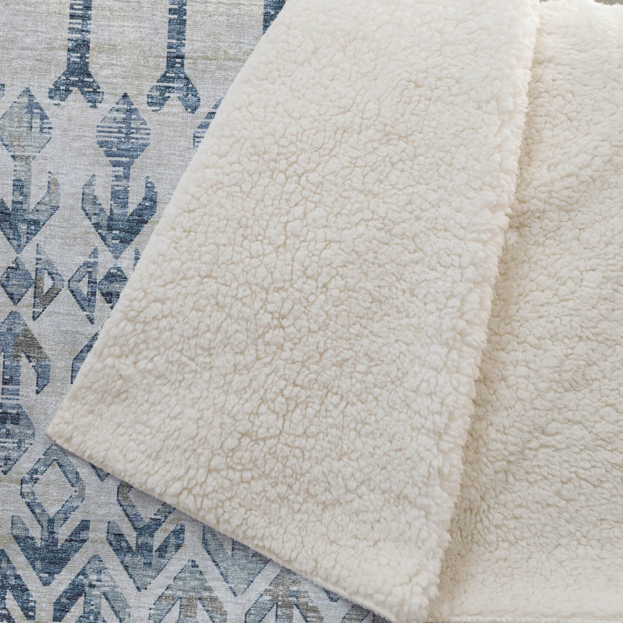 50" X 70" Ivory And Teal Geometric Microfiber Plush Throw Blanket - Homeroots - Flyclothing LLC