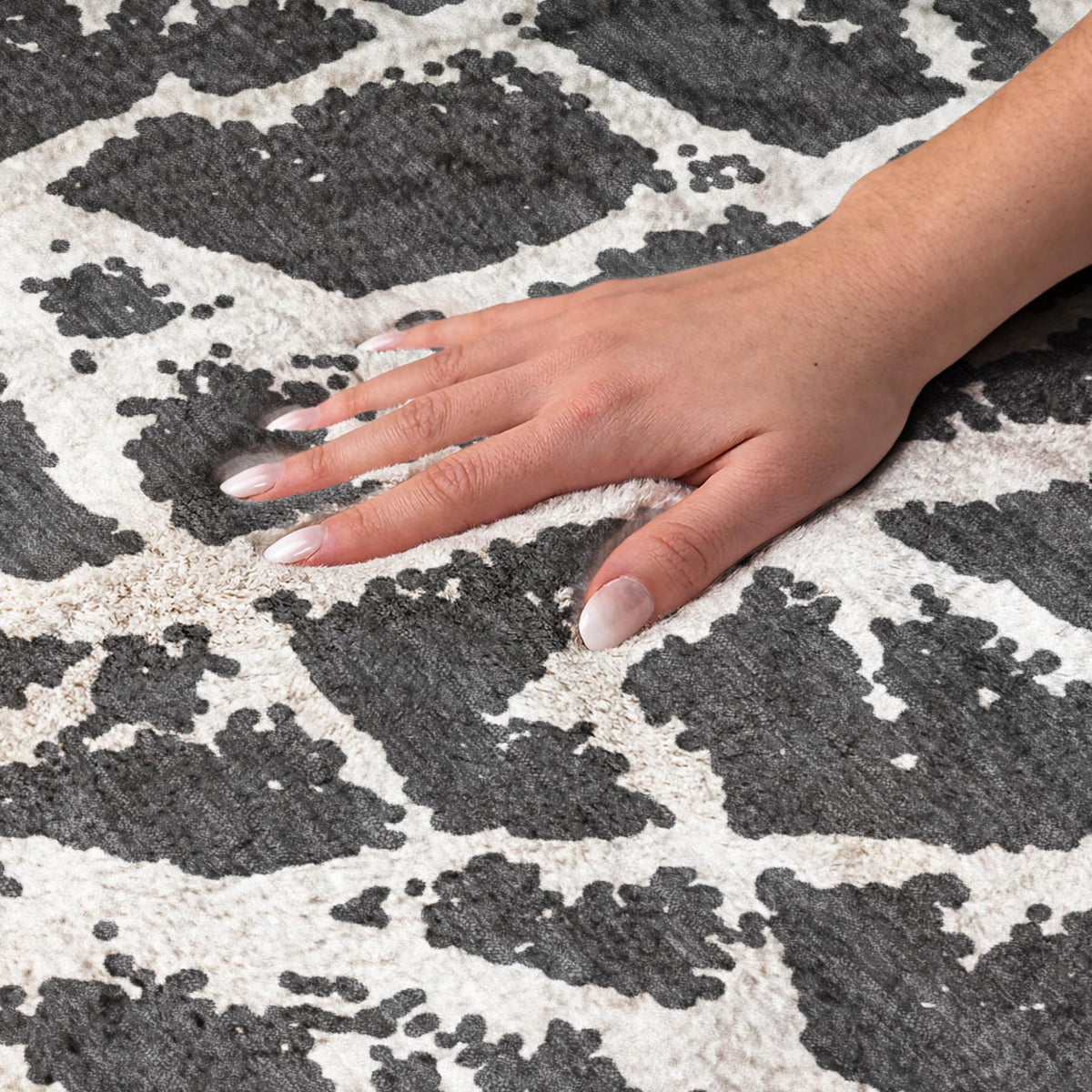 3' X 5' Black And Ivory Geometric Shag Washable Area Rug With UV Protection - HomeRoots - Flyclothing LLC