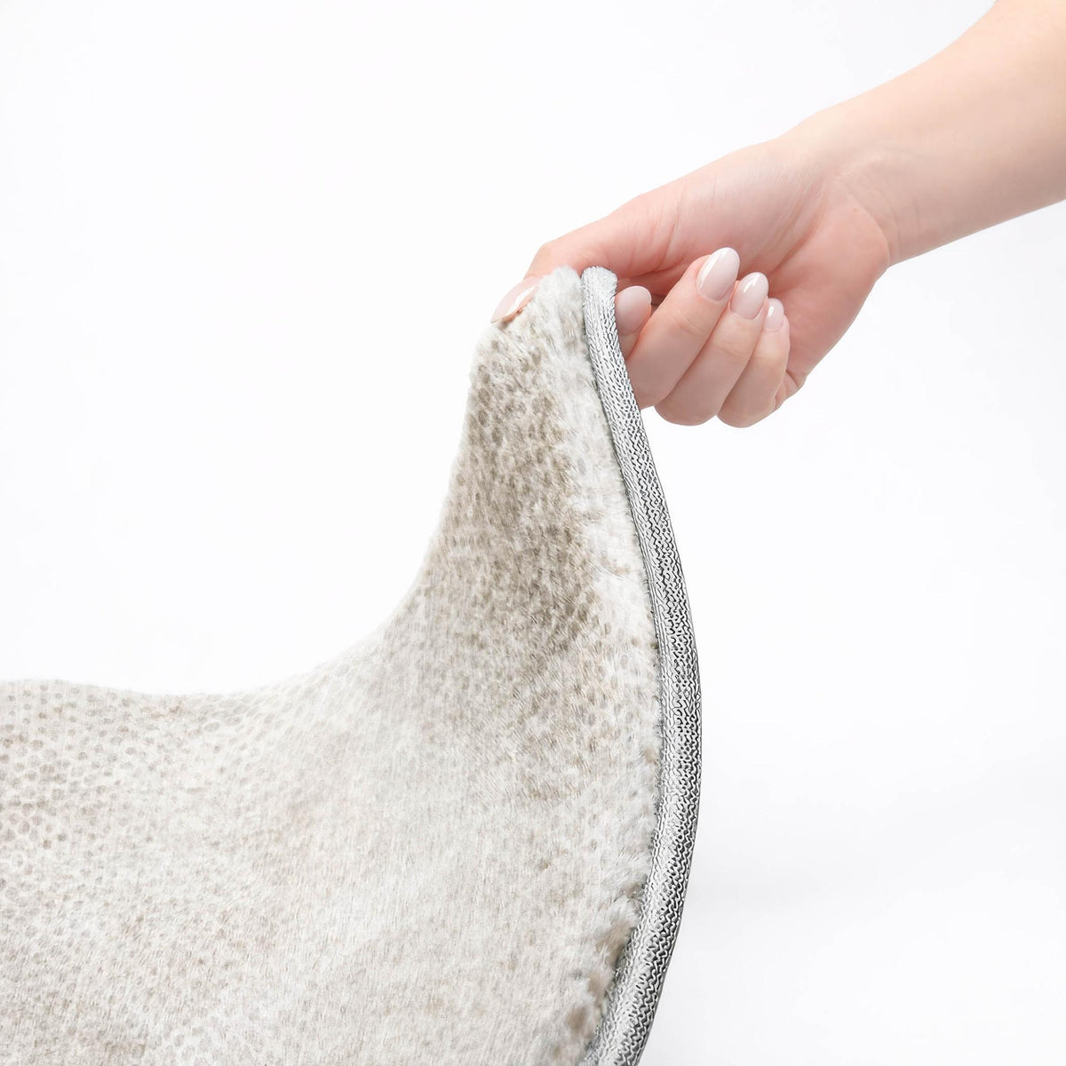 8' Ivory And Silver Geometric Shag Washable Round Rug With UV Protection - HomeRoots - Flyclothing LLC