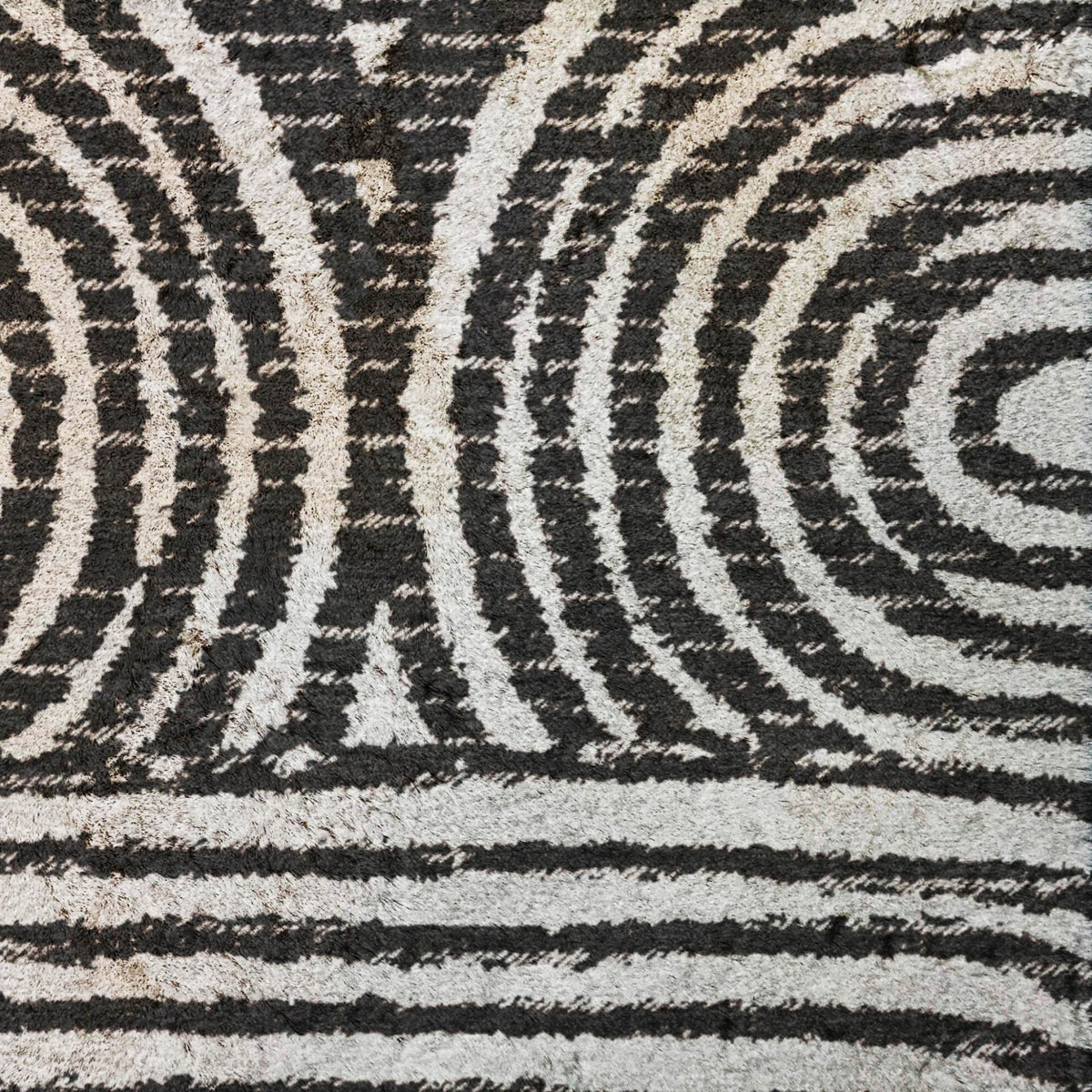 8' Black And Ivory Geometric Shag Washable Round Rug With UV Protection - HomeRoots - Flyclothing LLC