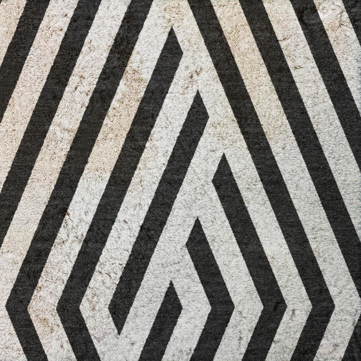 10' X 14' Black And Ivory Geometric Shag Washable Area Rug With UV Protection - HomeRoots - Flyclothing LLC