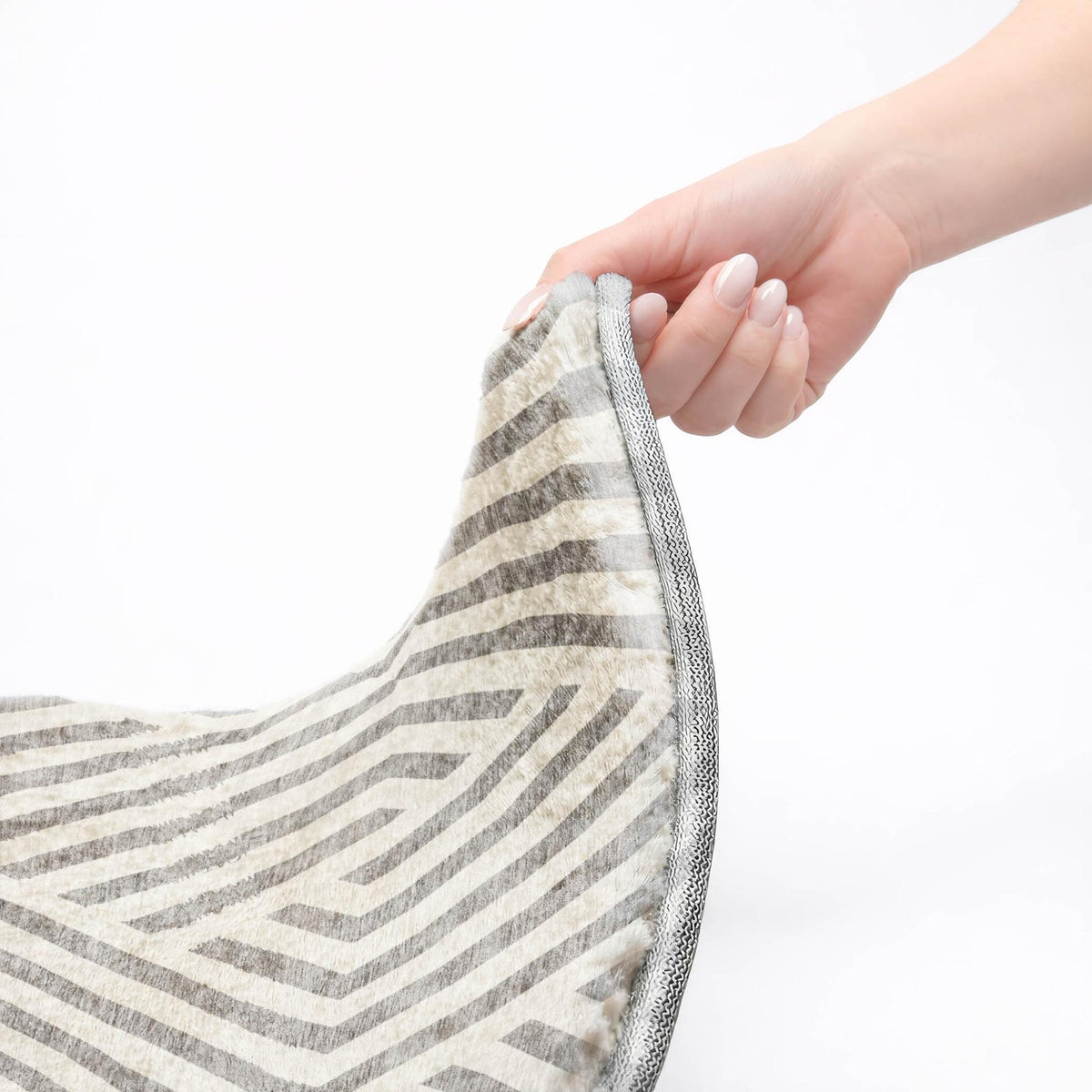 8' Gray And Ivory Geometric Shag Washable Round Rug With UV Protection - HomeRoots - Flyclothing LLC