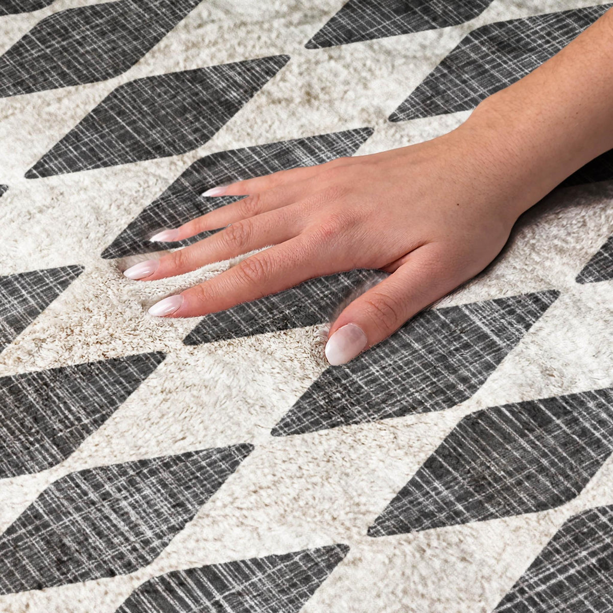 5' X 8' Black And Ivory Geometric Shag Washable Area Rug With UV Protection - HomeRoots - Flyclothing LLC