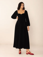 Vestido midi de manga larga con escote en forma de corazón