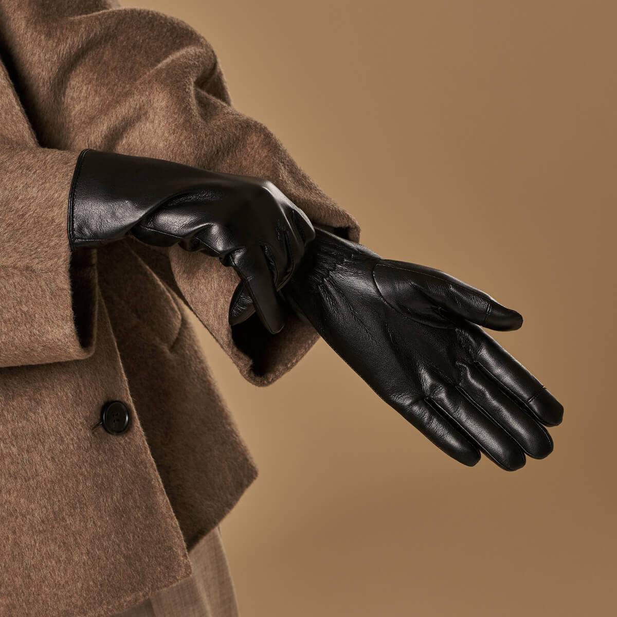 Daisy (black) – Vegan leather gloves with fleece lining & touchscreen feature