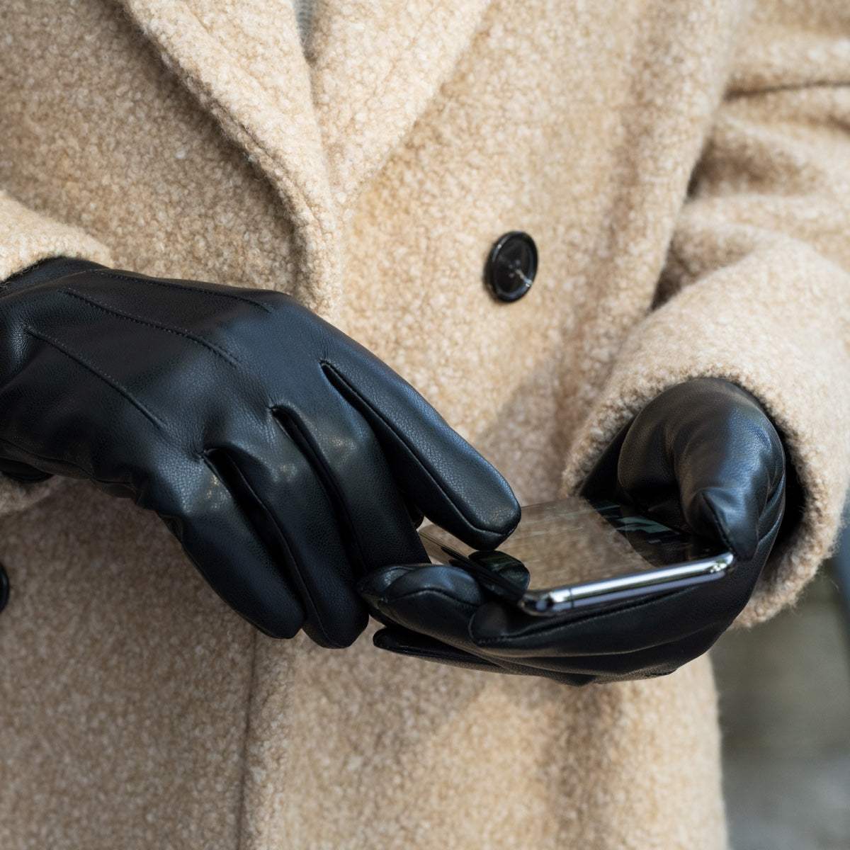 Ethan (black) – Vegan leather gloves with warm fleece lining & touchscreen feature