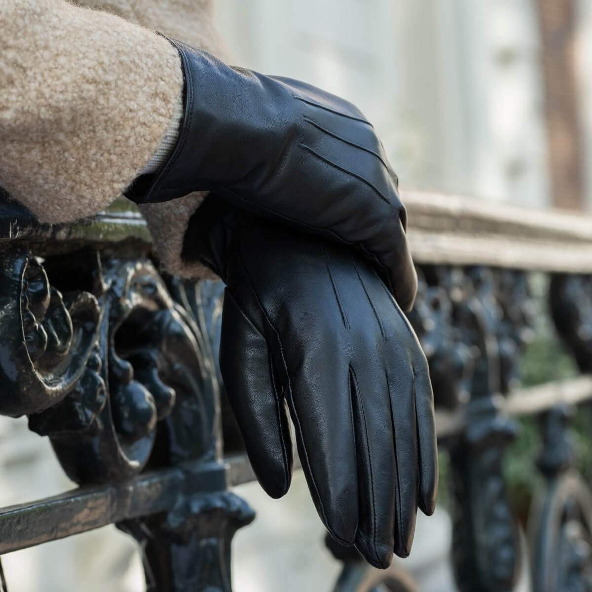 Ethan (black) – Vegan leather gloves with warm fleece lining & touchscreen feature
