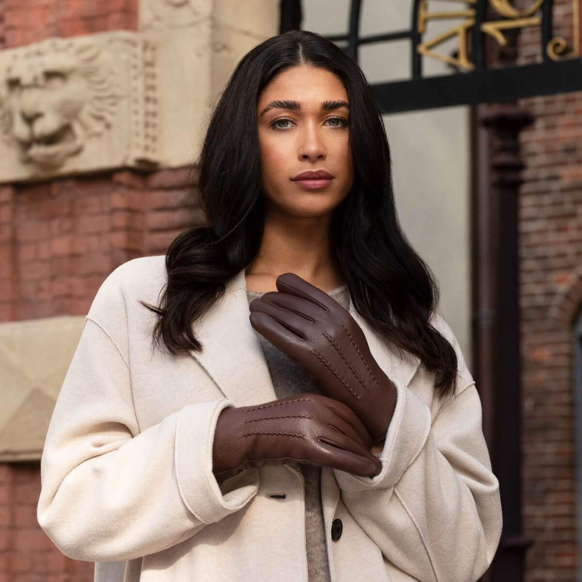 Evelyn (brown) - Goatskin leather gloves with soft lambswool lining and touchscreen feature