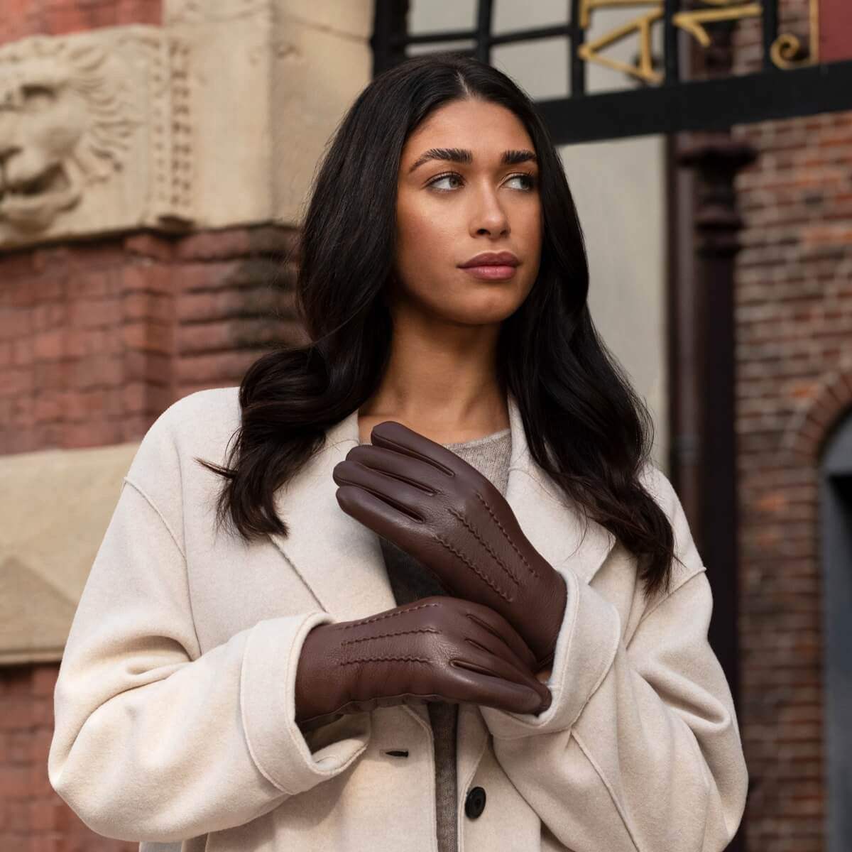 Evelyn (brown) - Goatskin leather gloves with soft lambswool lining and touchscreen feature