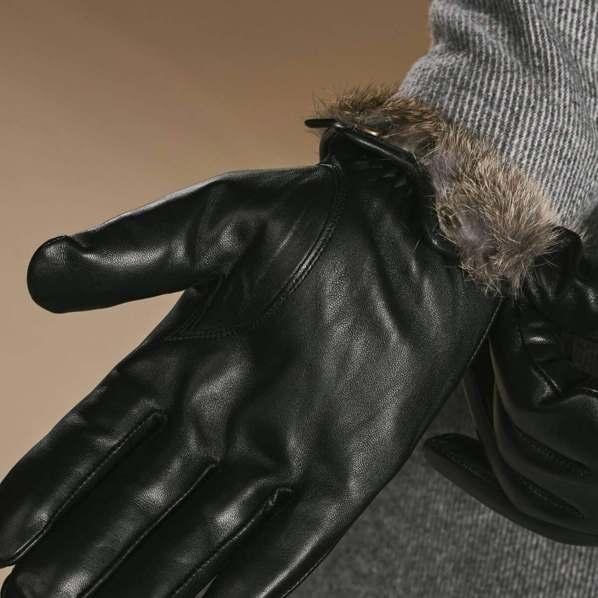 Ezra (black) - Lambskin leather gloves with warm rabbit fur lining and touchscreen feature - Leather Gloves Online - Flyclothing LLC