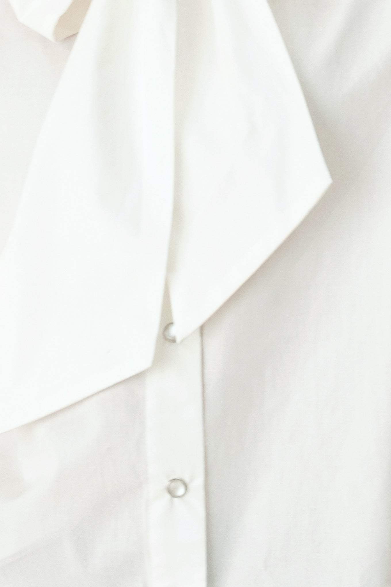 MODERN STATEMENT BOW WOVEN TOP