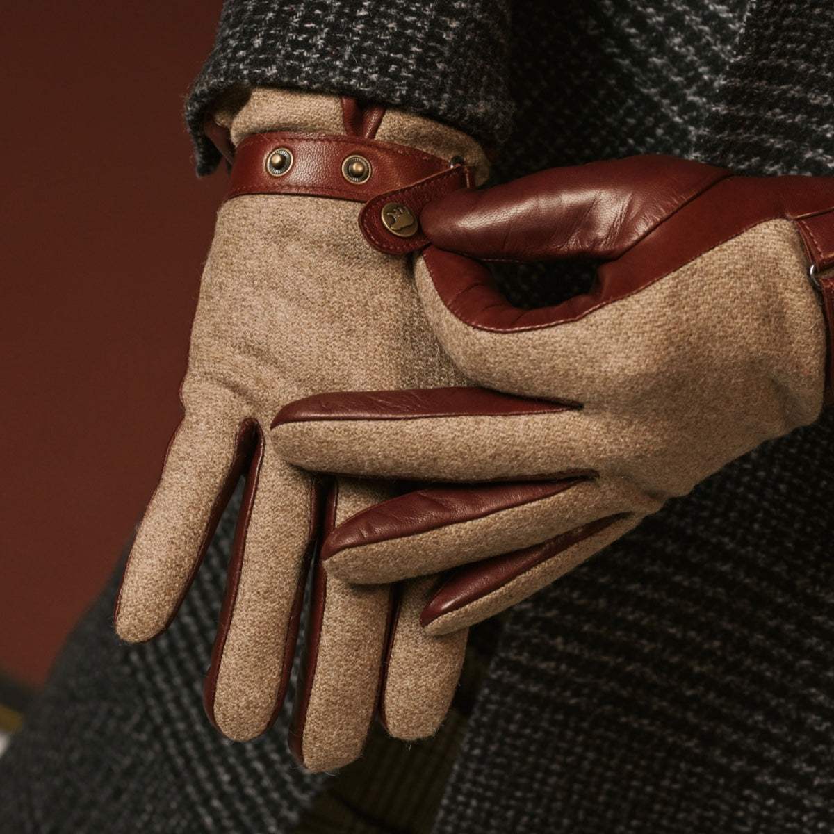 Fabrizio (brown) - Italian tweed men’s gloves with touchscreen capability and adjustable snap button