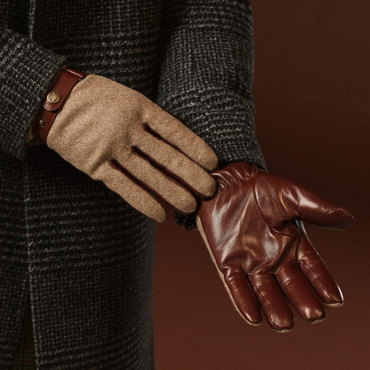 Fabrizio (brown) - Italian tweed men’s gloves with touchscreen capability and adjustable snap button