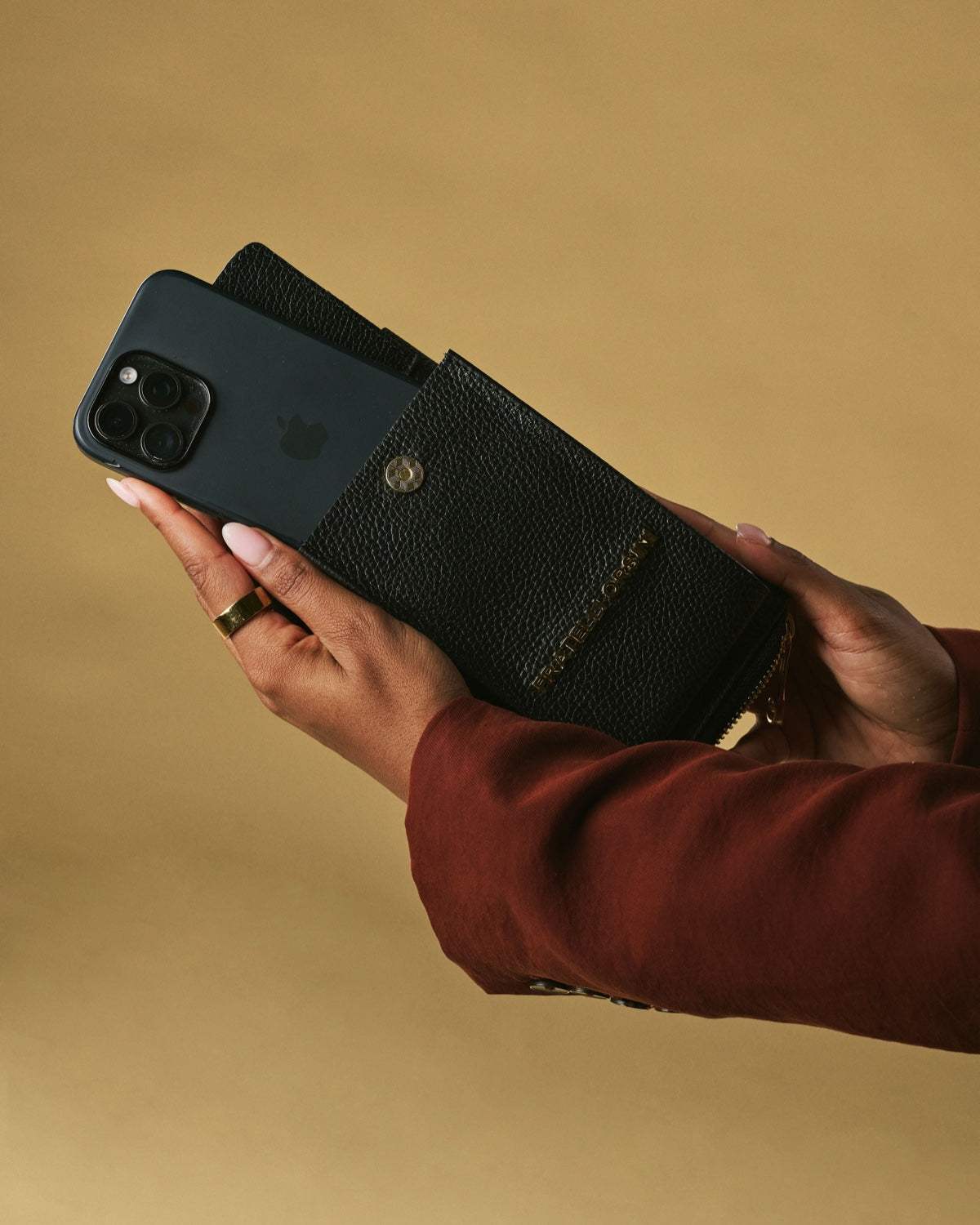 Giada (black) - Italian women's crossbody phone wallet with shoulder strap