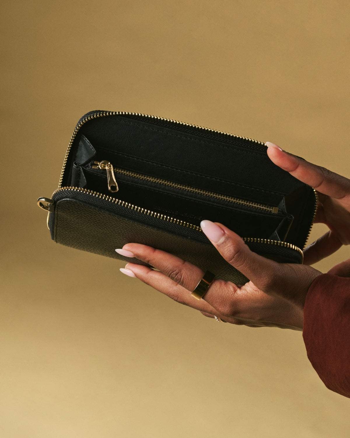 Giada (black) - Italian women's crossbody phone wallet with shoulder strap