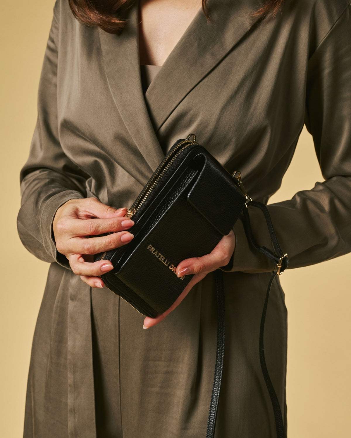 Giada (black) - Italian women's crossbody phone wallet with shoulder strap