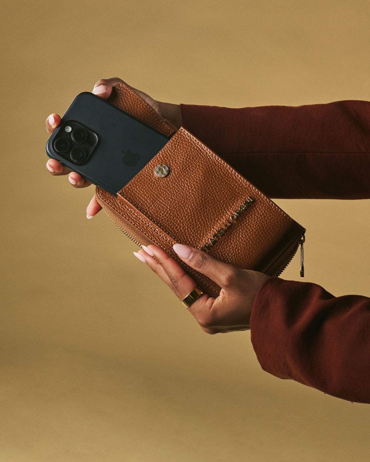 Giada (cognac) - Italian women's crossbody phone wallet with shoulder strap