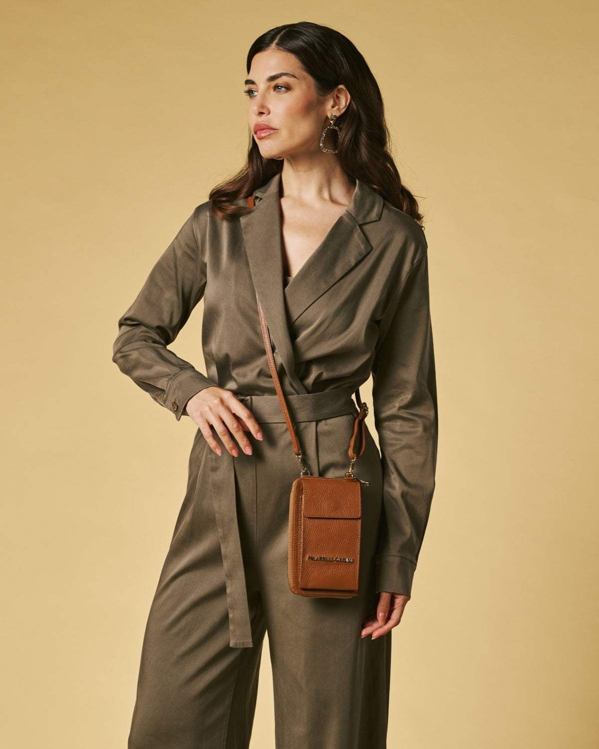 Giada (cognac) - Italian women's crossbody phone wallet with shoulder strap