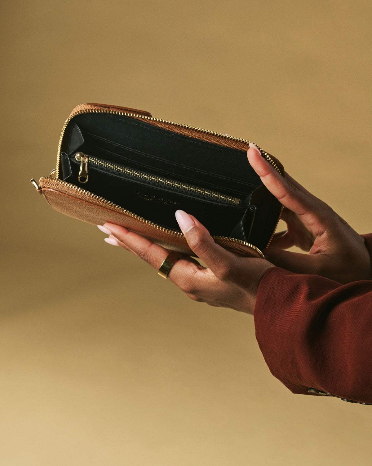 Giada (cognac) - Italian women's crossbody phone wallet with shoulder strap