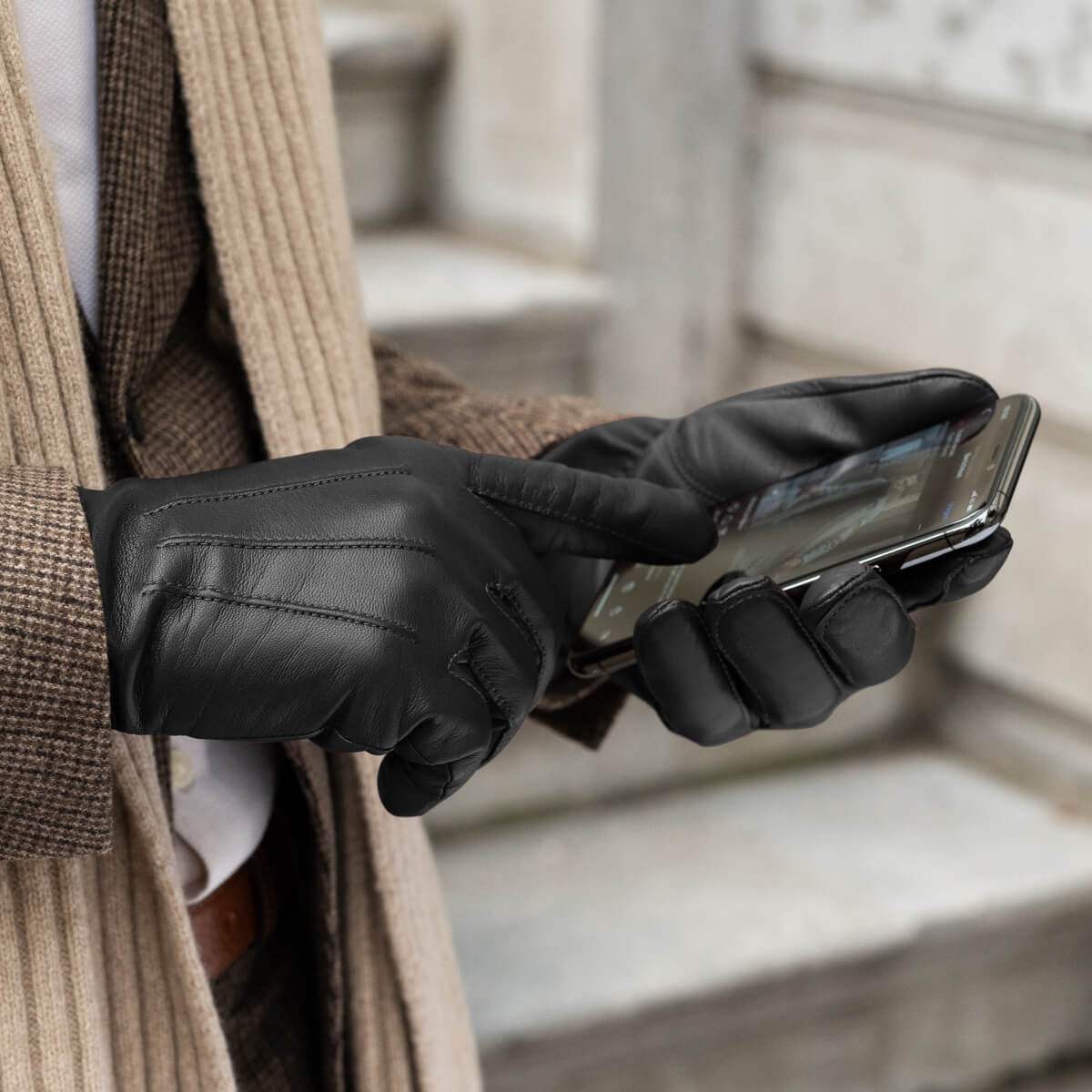Giovanni (black) - Classic Italian lambskin leather gloves with cashmere lining & touchscreen feature