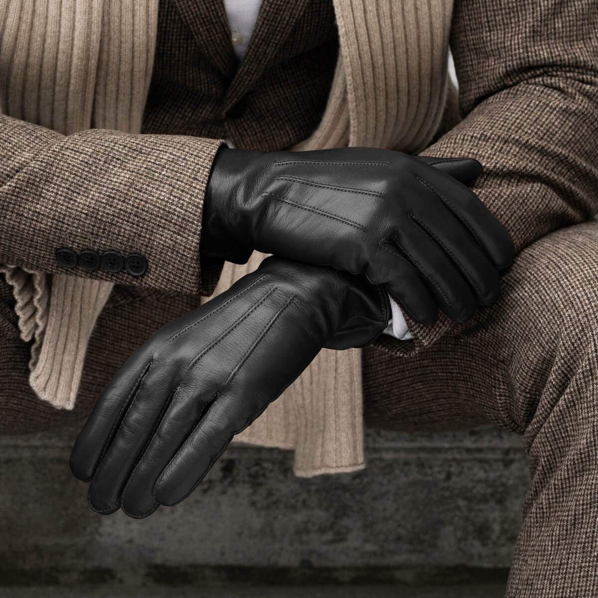 Giovanni (black) - Classic Italian lambskin leather gloves with cashmere lining & touchscreen feature