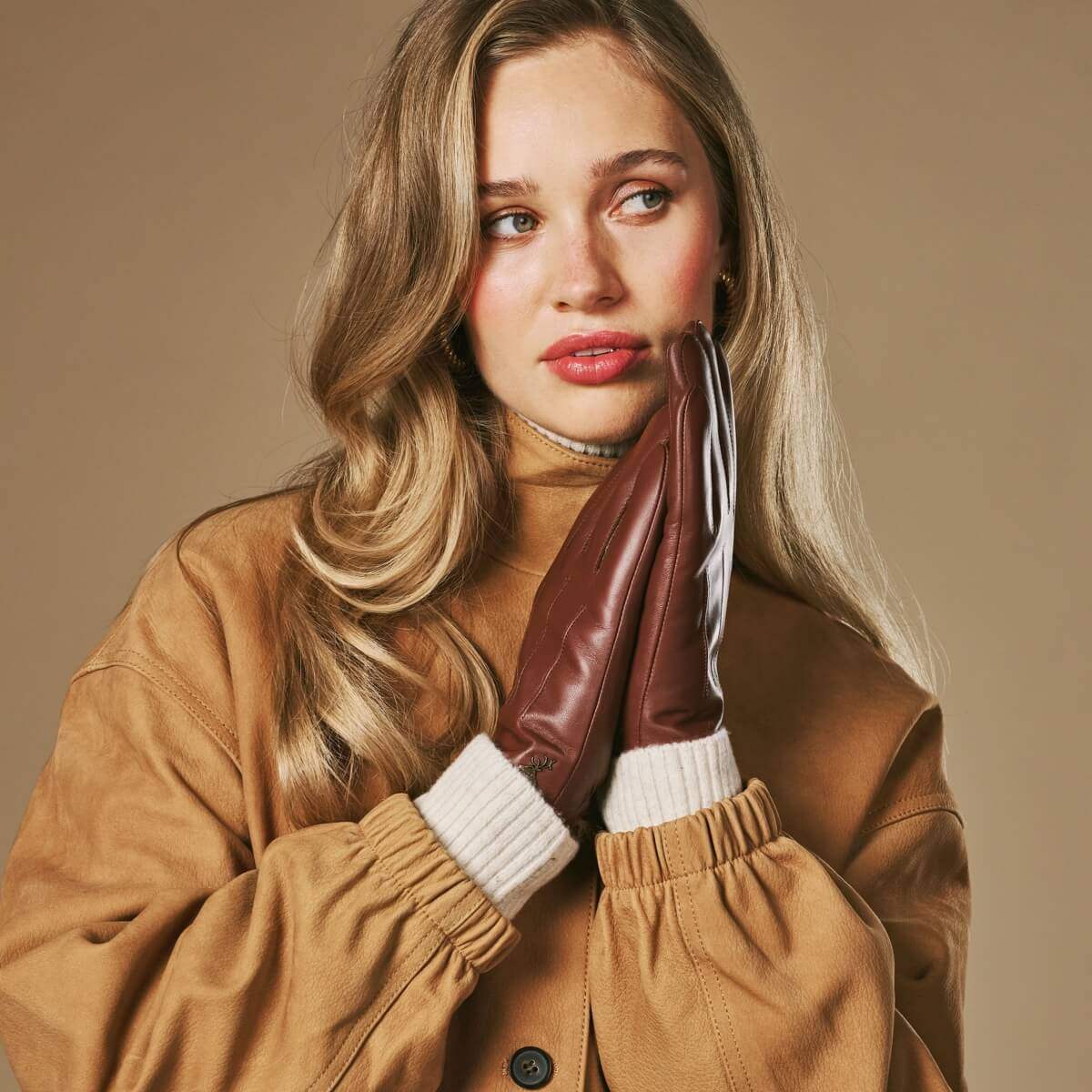 Julietta (brown) - Lambskin leather gloves with plush rabbit fur lining and touchscreen feature