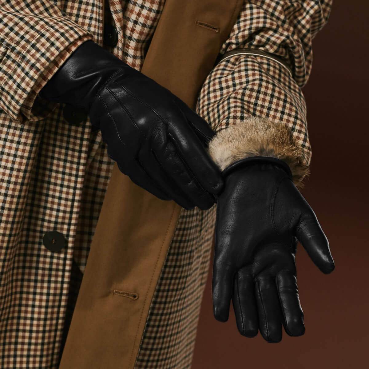 Luciana (black) - Extended women’s Italian lambskin leather gloves with rabbit fur lining