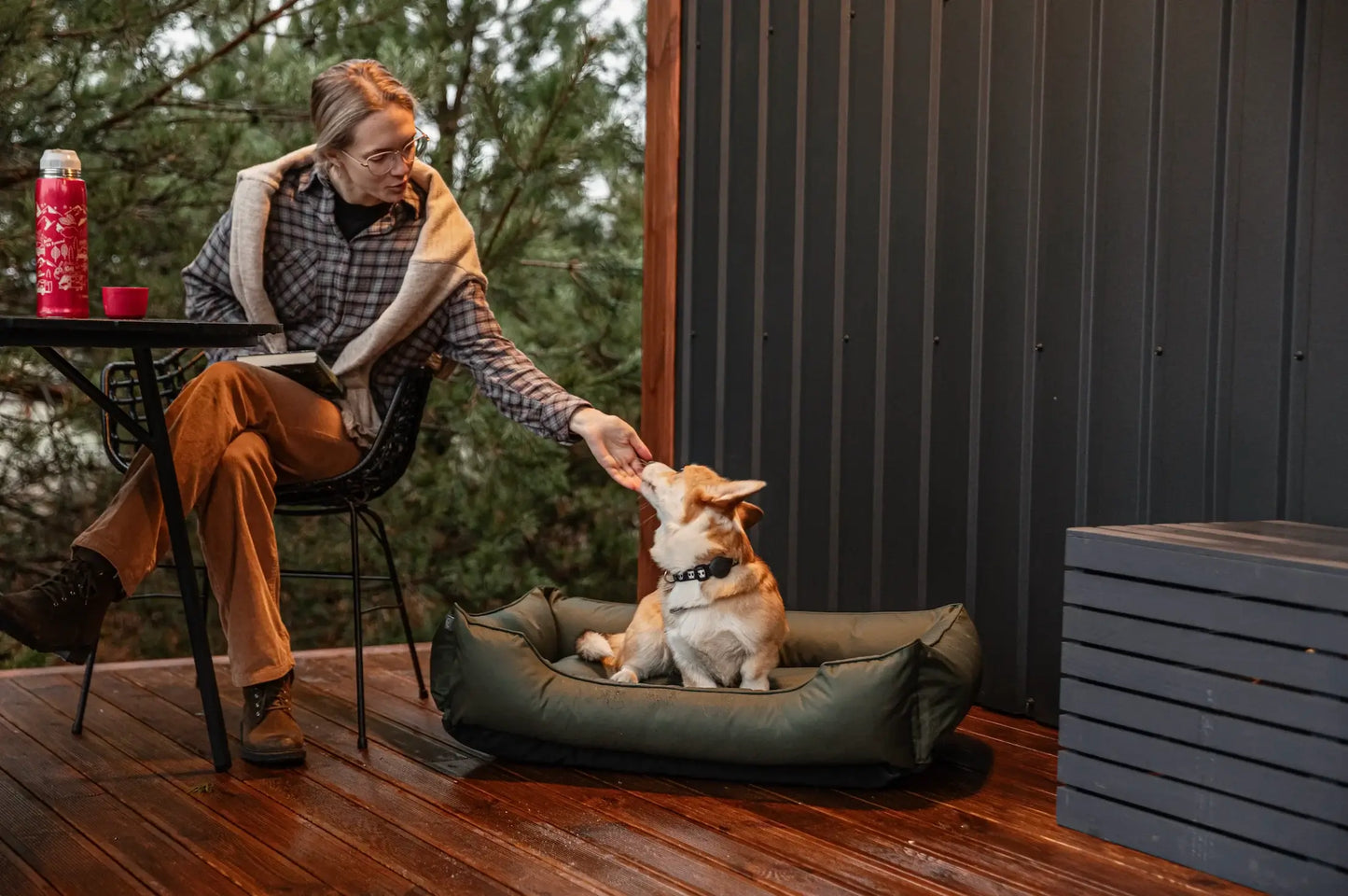 Chester & Lee | Waterproof Sleeper Dog Bed Green - Chester & Lee - Flyclothing LLC