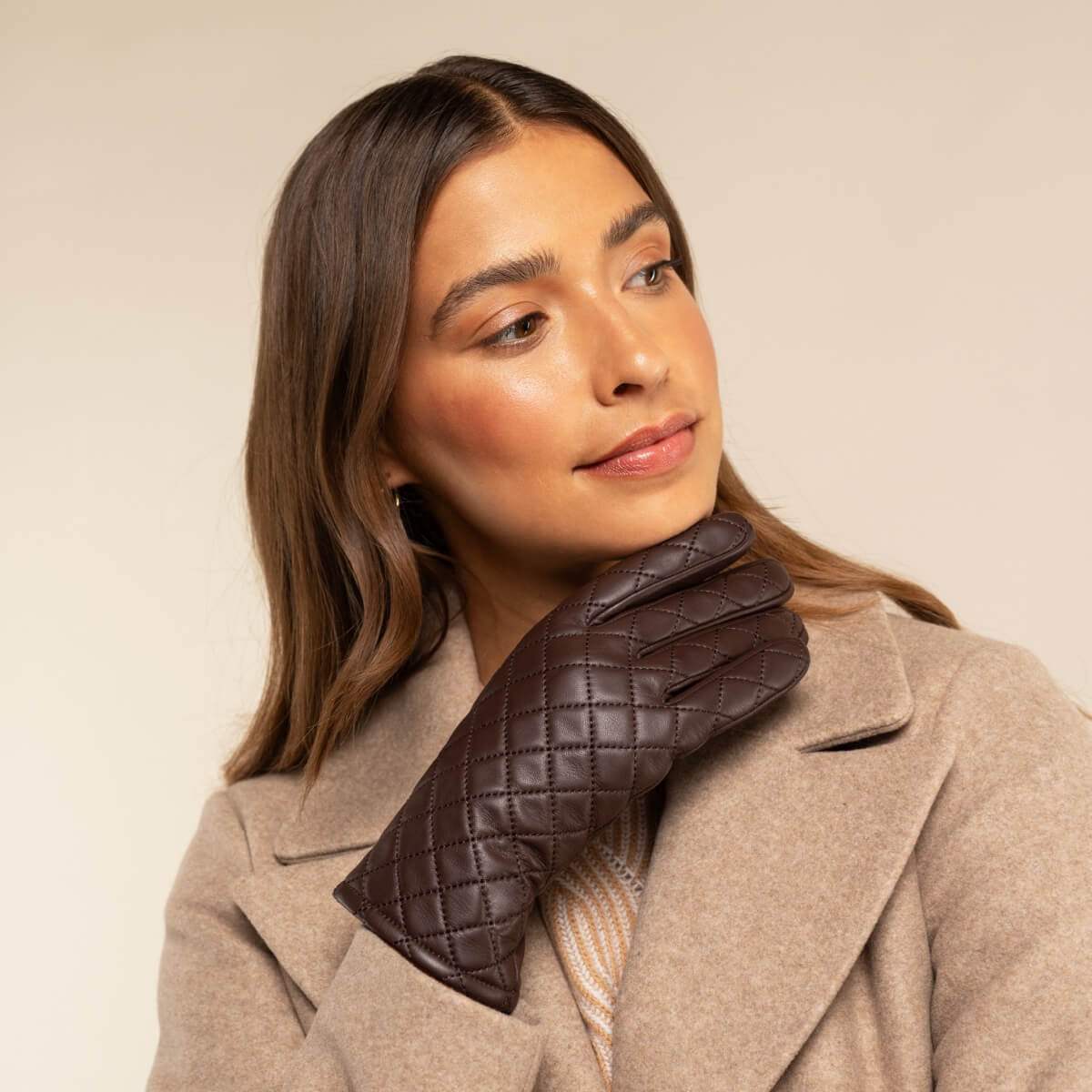 Selena (brown) – Sheepskin leather gloves with diamond pattern and touchscreen feature