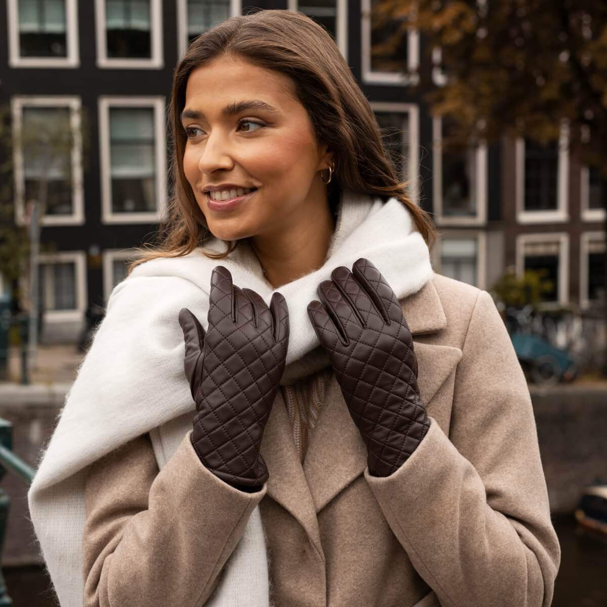 Selena (brown) – Sheepskin leather gloves with diamond pattern and touchscreen feature