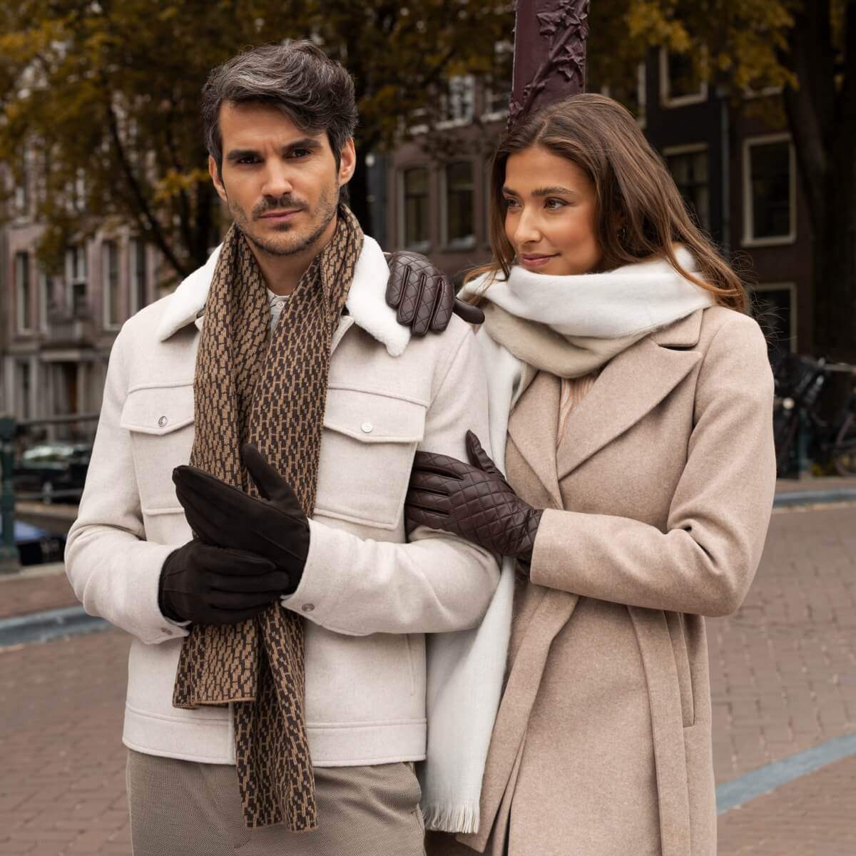 Selena (brown) – Sheepskin leather gloves with diamond pattern and touchscreen feature