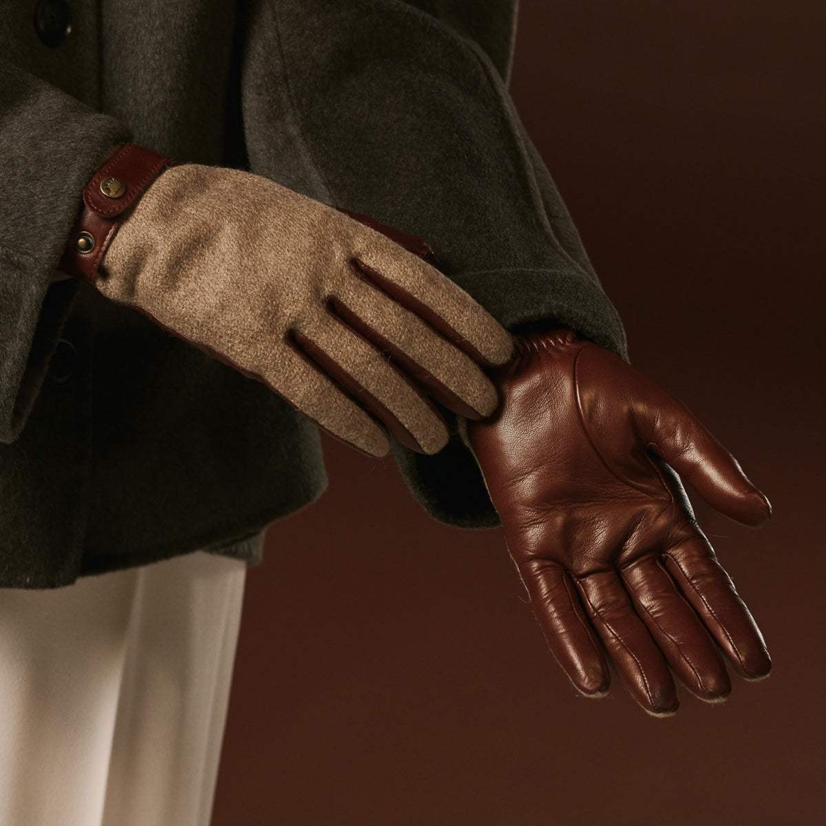 Violetta (brown) - Italian tweed women's gloves with touchscreen capability and adjustable snap button