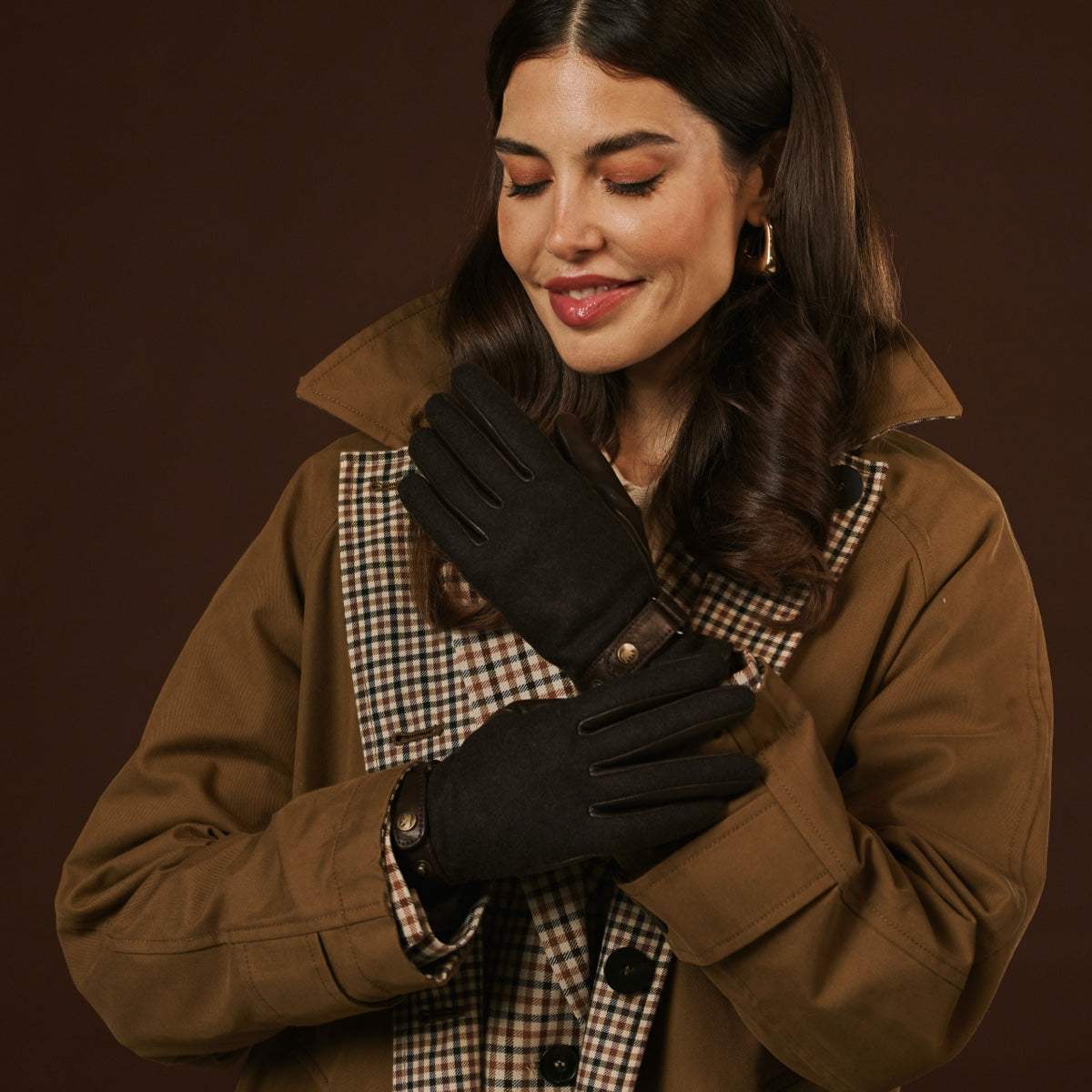Violetta (dark brown) - Italian tweed women's gloves with touchscreen capability and adjustable snap button