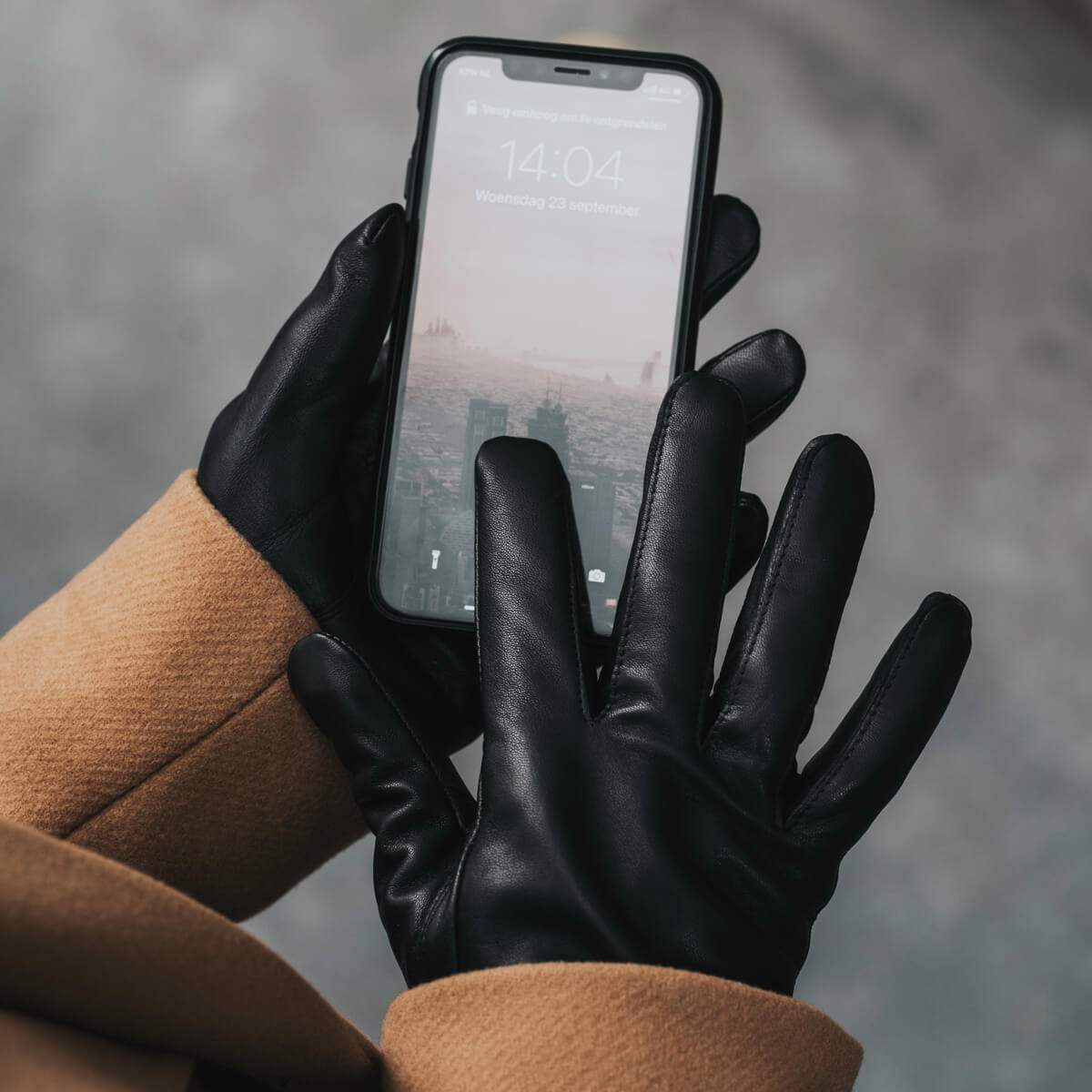 Zoey (black) – Sheepskin leather gloves with warm wool/cashmere lining & touchscreen function