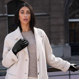 Zoey (black) – Sheepskin leather gloves with warm wool/cashmere lining & touchscreen function