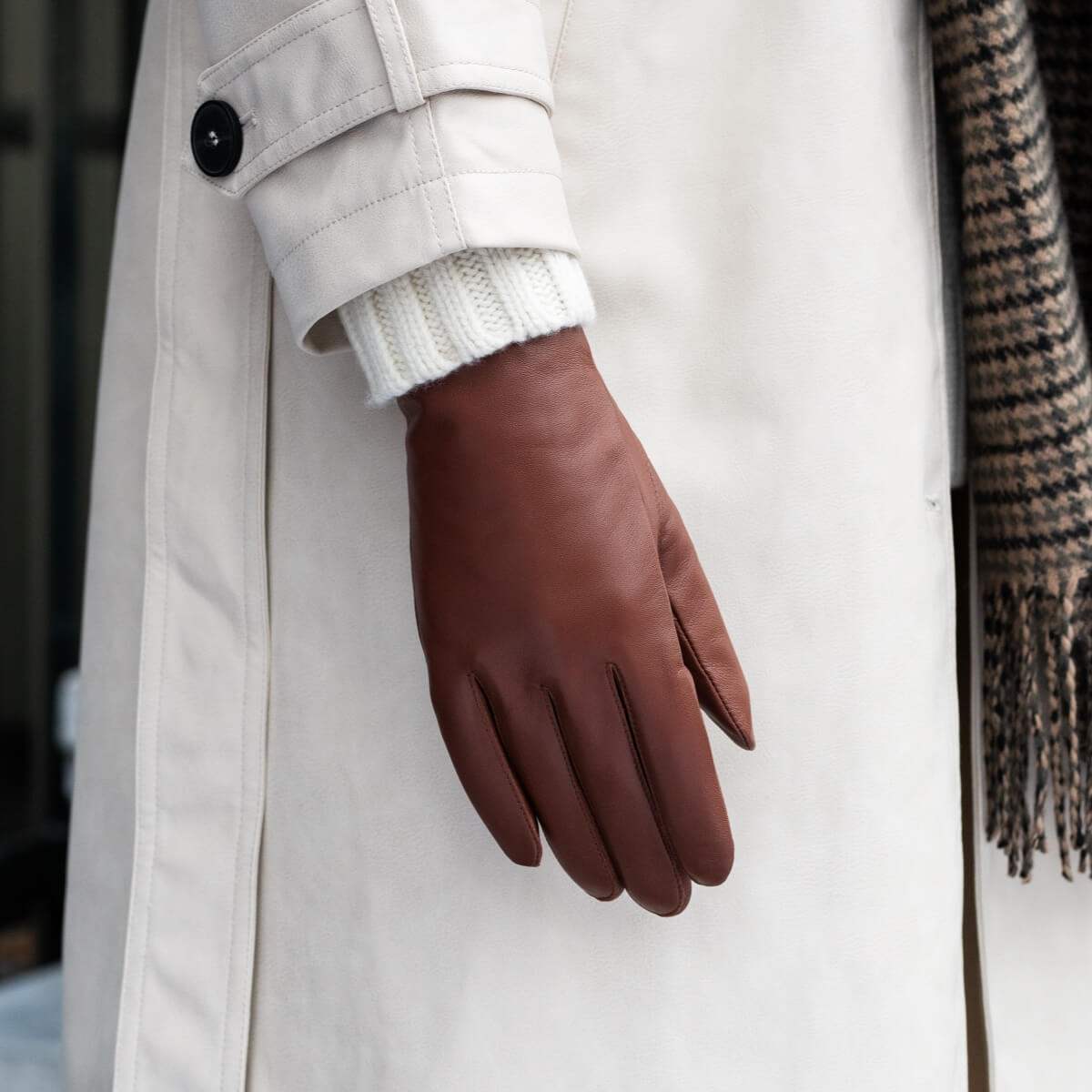Zoey (cognac) – Sheepskin leather gloves with warm wool/cashmere lining & touchscreen function