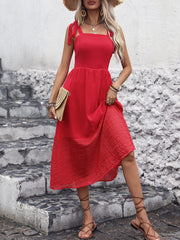 Vestido midi sin mangas con frunces anudados
