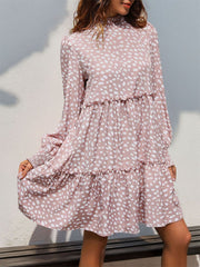 Vestido mini de manga larga con cuello alto y estampado de volantes