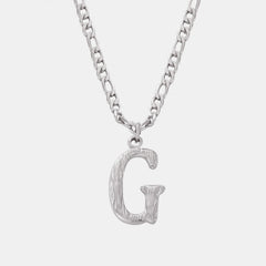 Collar con colgante de letras de acero de titanio