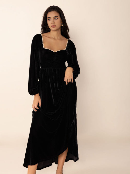 Vestido midi de manga larga con escote en forma de corazón