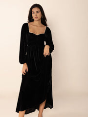 Vestido midi de manga larga con escote en forma de corazón