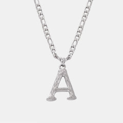 Collar con colgante de letras de acero de titanio