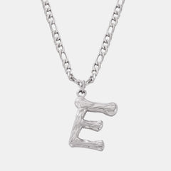 Collar con colgante de letras de acero de titanio