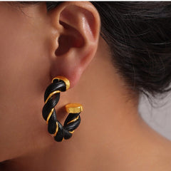 Pendientes de aro en forma de C con cuerda de cuero retorcida