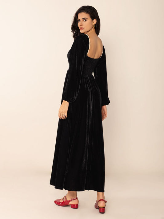 Vestido midi de manga larga con escote en forma de corazón
